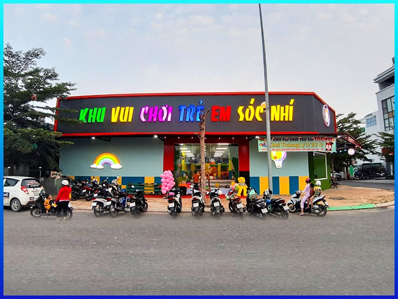 Biển chỉ dẫn khu vui chơi với bản đồ site và mã QR
