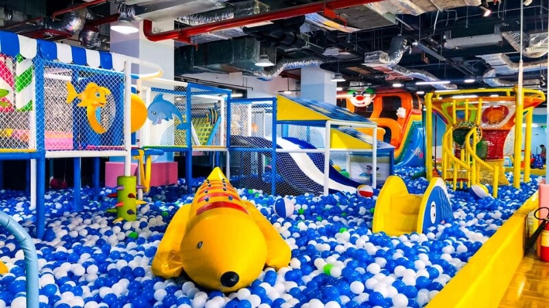 Khu vui chơi công cộng với đa dạng thiết bị modular, rope net và bề mặt rubber