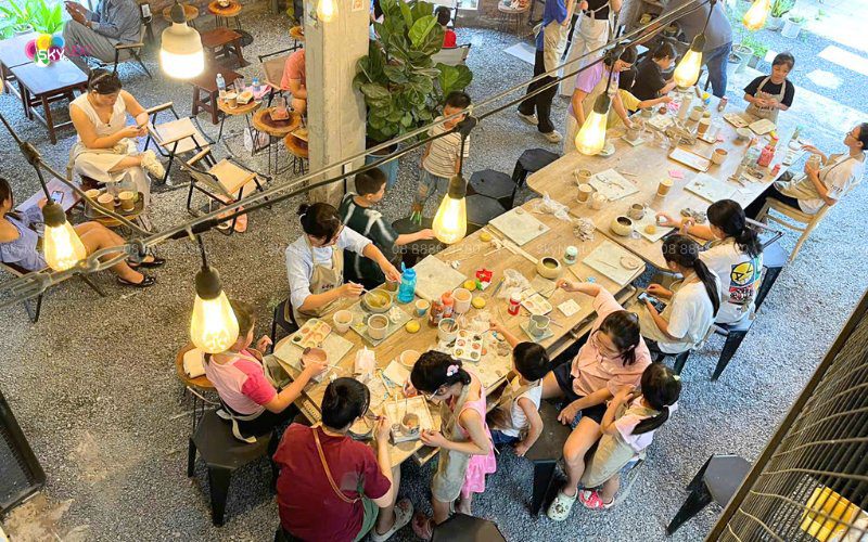 Trẻ em tham gia workshop sáng tạo trong khu vui chơi với host và trợ giảng